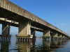 Homem cai de ponte após acidente e é salvo por pescador no litoral de SP.