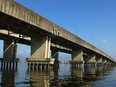 Homem cai de ponte após acidente e é salvo por pescador no litoral de SP.