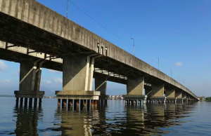 Homem cai de ponte após acidente e é salvo por pescador no litoral de SP.