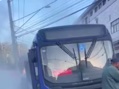 Ônibus pega fogo e passageiros conseguem escapar no litoral de SP.